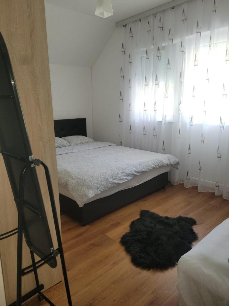 Lola Guest House Vusanje Ngoại thất bức ảnh