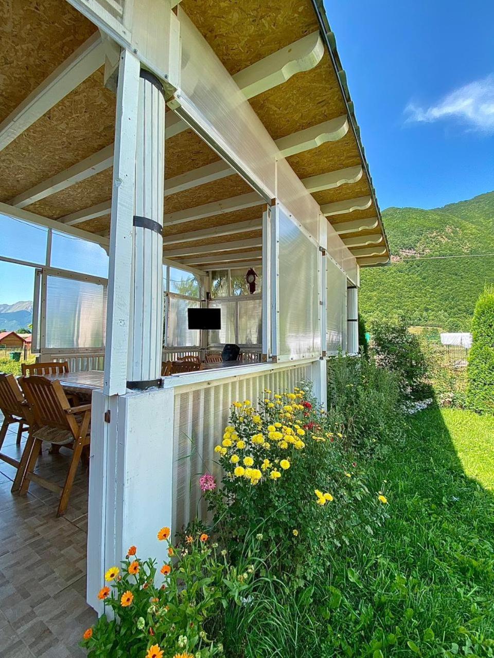 Lola Guest House Vusanje Ngoại thất bức ảnh